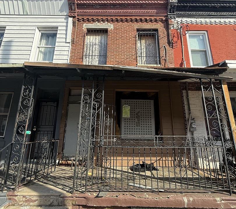 1st image of 2443 W Oakdale St