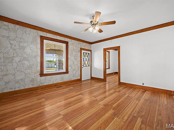 5th image of 709 W Main St