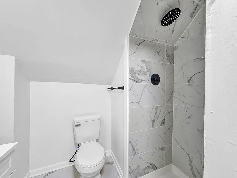 27151 Farringdon Ave — Photo 9
