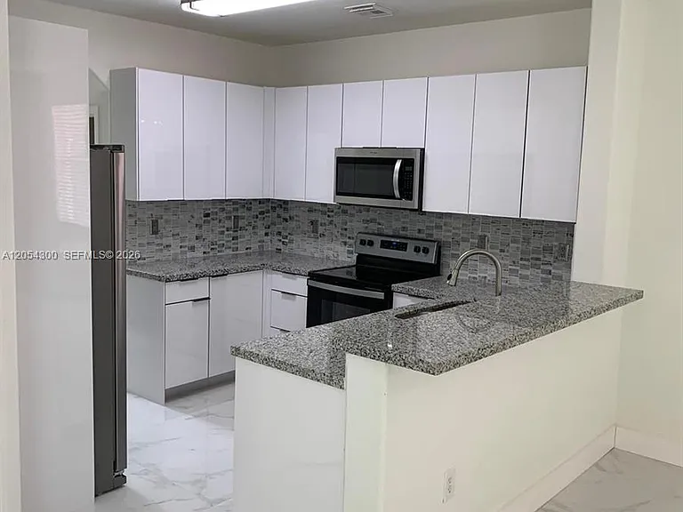 14020 SW 152nd Ter — Photo 3