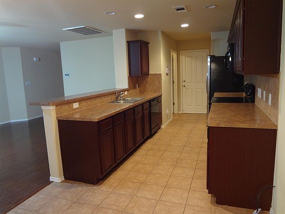 5th image of 904 Mazatlan Ct