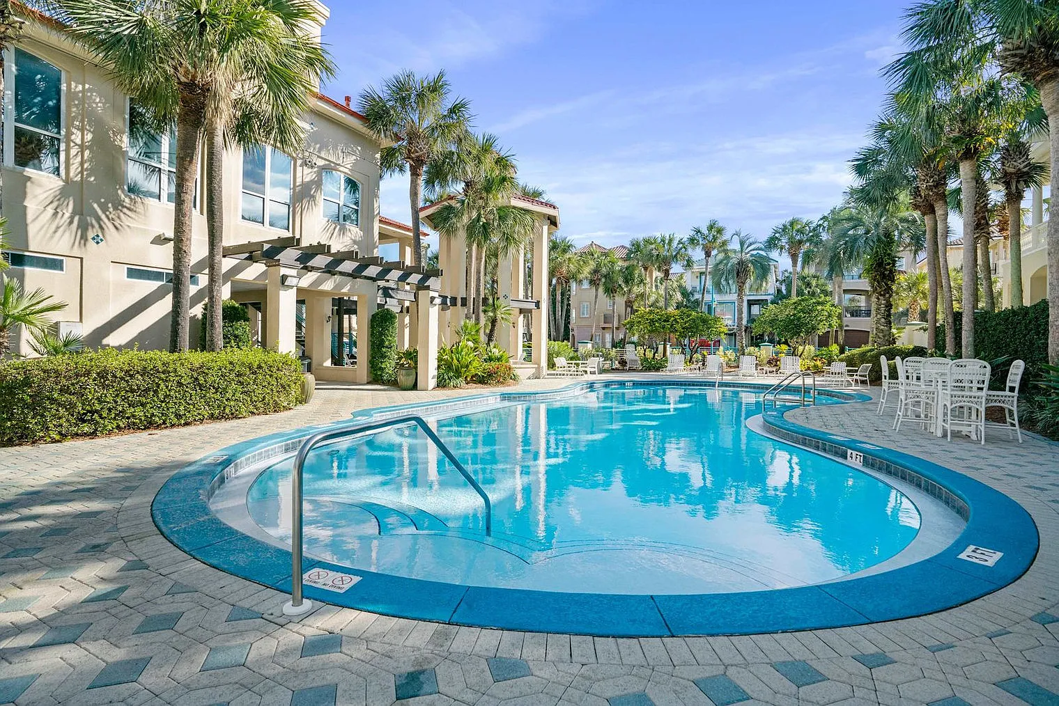 5 bed, 5.0 bath, 3433 sqft, $9,900 — Photo 3