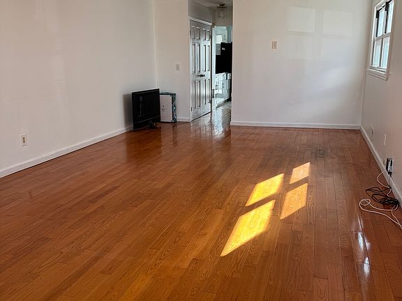 2nd image of 21 Blueberry Ln Floor 1
