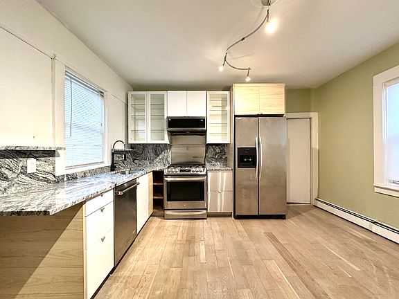 3rd image of 137 Sutton St #1