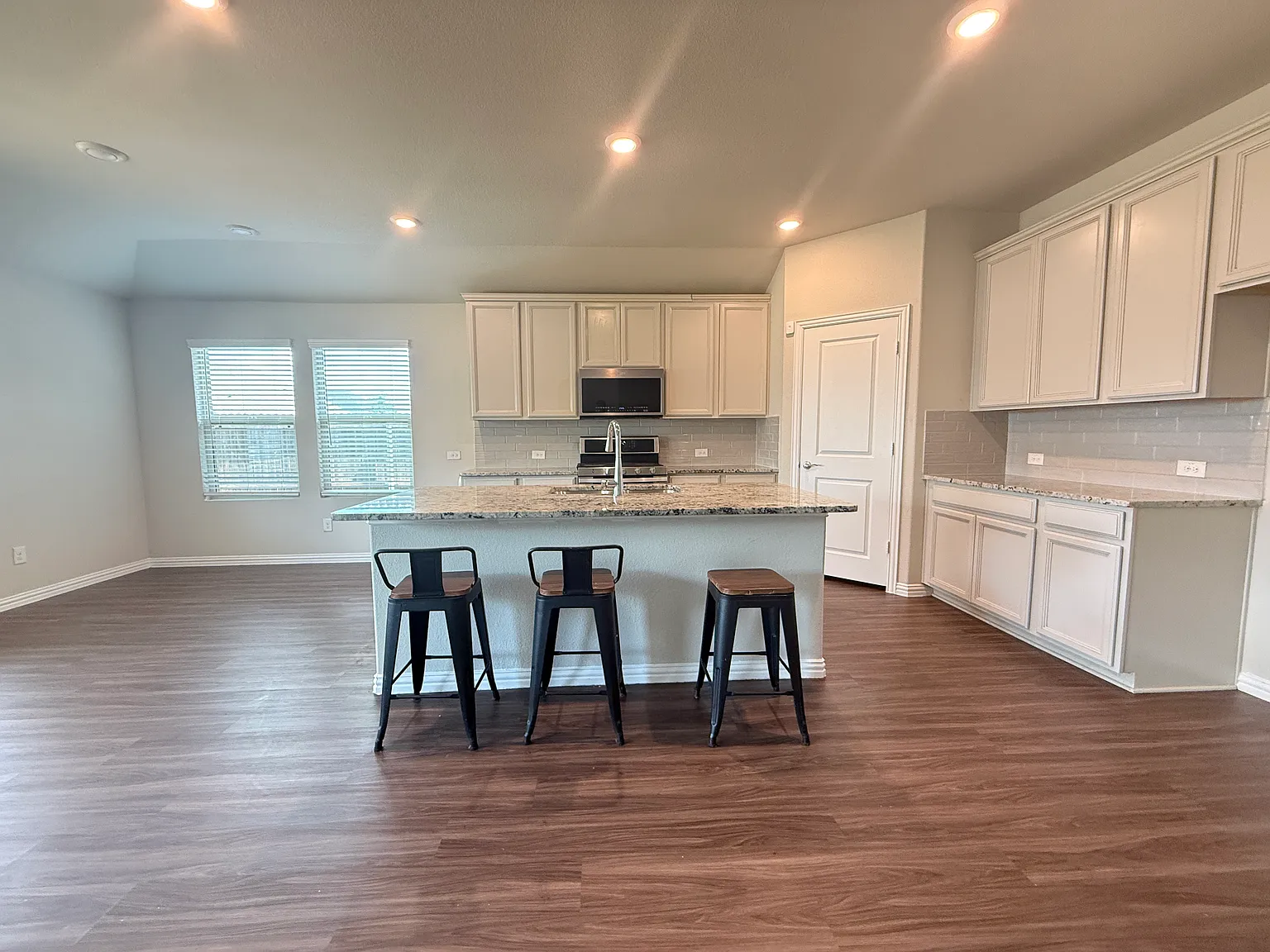 4 bed, 2226 sqft, $2,575 — Photo 2