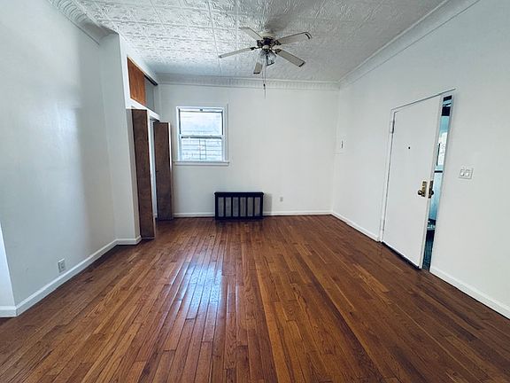 4th image of 37-42 Crescent St #1
