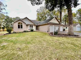8112 Living Woods Dr, Rockford, IL 61109