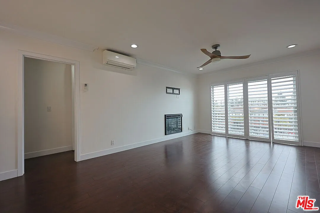 2 bed, 2.0 bath, 938 sqft, $4,290 — Photo 3