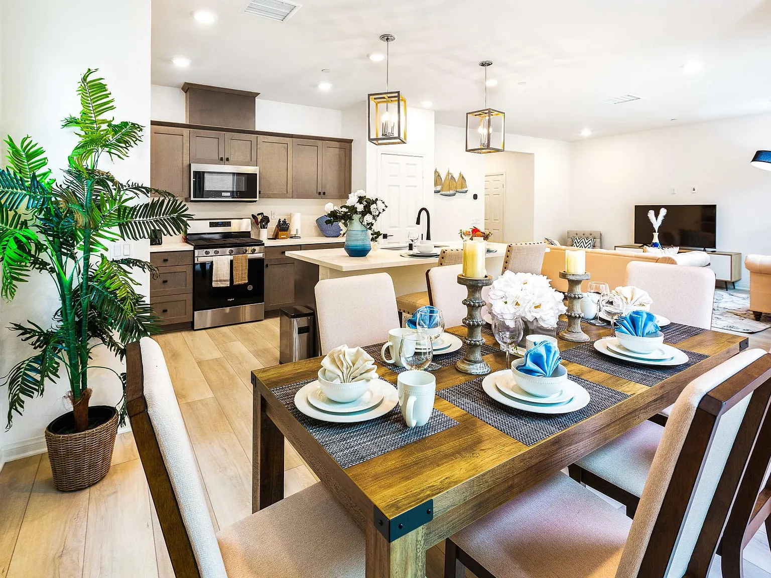 3 bed, 2.5 bath, 1741 sqft, $6,000 — Photo 2