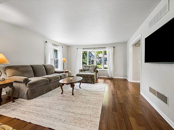 3rd image of 1040 N Charles St