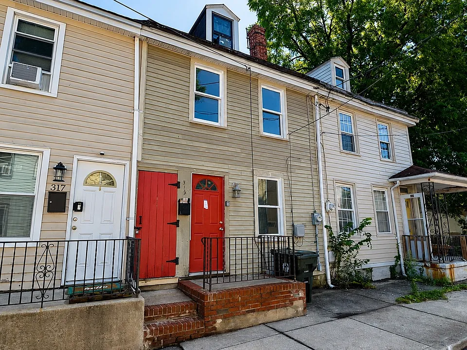 319 York St