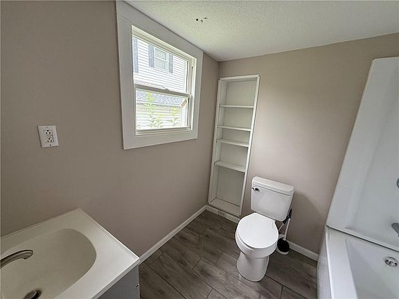 5th image of 604 Laramie St