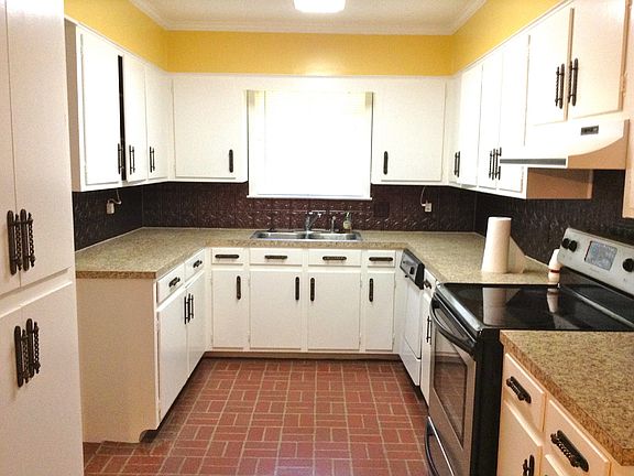 2nd image of 208 W Park Ln