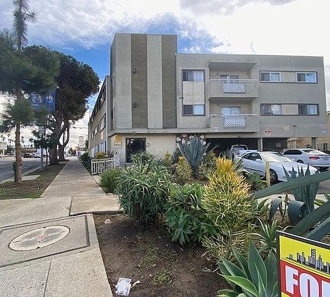 4th image of 1902 S Victoria Ave APT 306