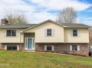 3102 Fairoaks Dr, Maryville, TN 37803