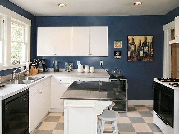 Remodeled kitchen w/gas range