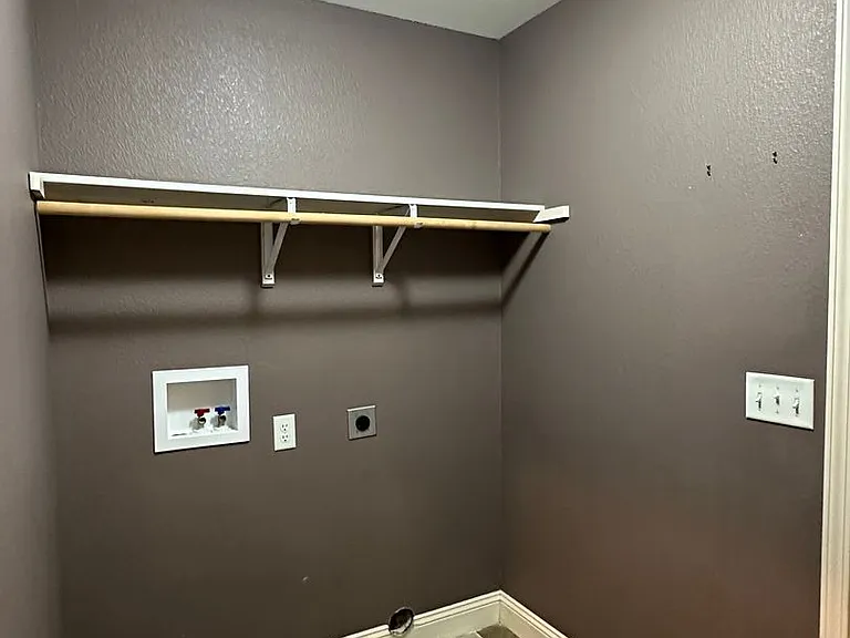 333 Lyle Curtis Cir — Photo 16