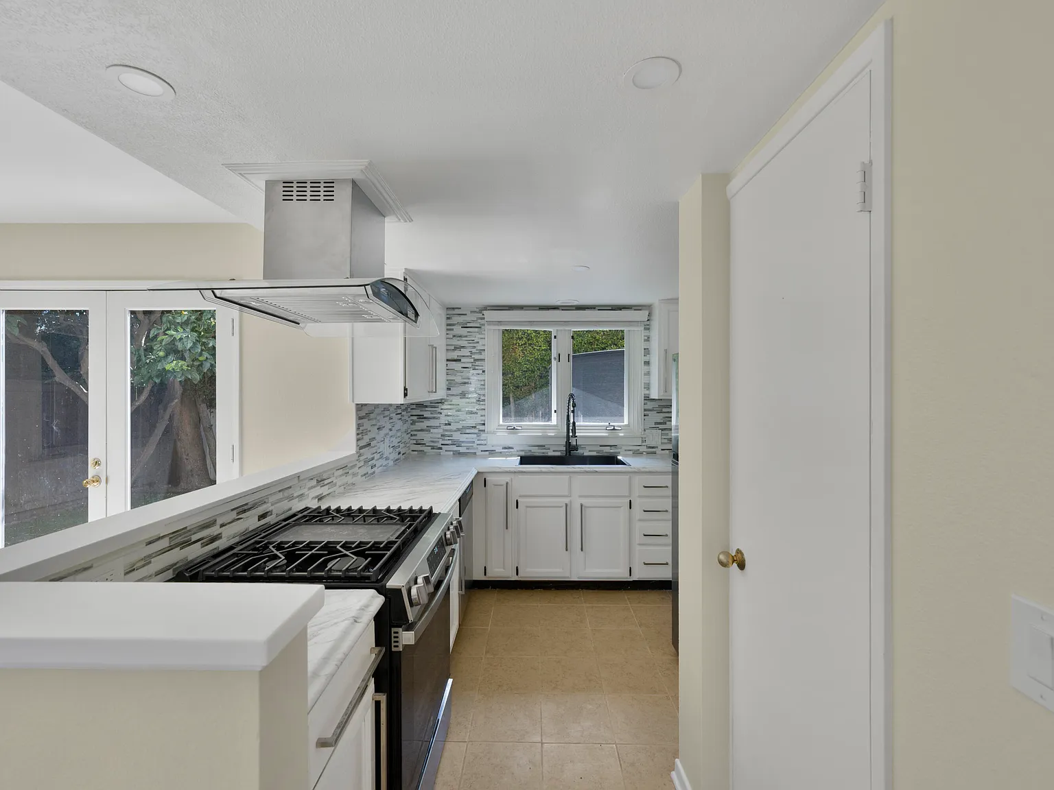 2 bed, 1.0 bath, $4,250 — Photo 3