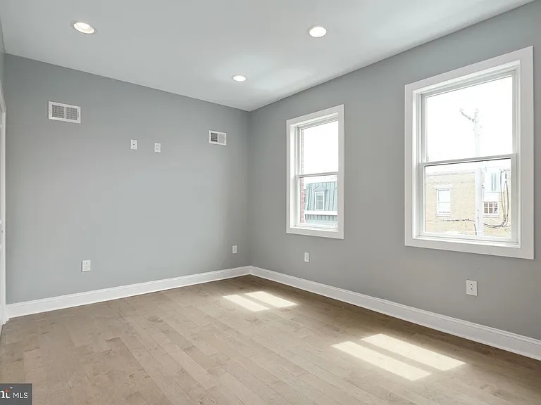 2409 Catharine St — Photo 19