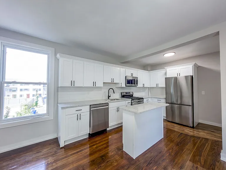 560 Howard Ave — Photo 7