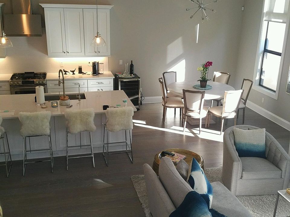 2nd image of 3104 S Julia Cir