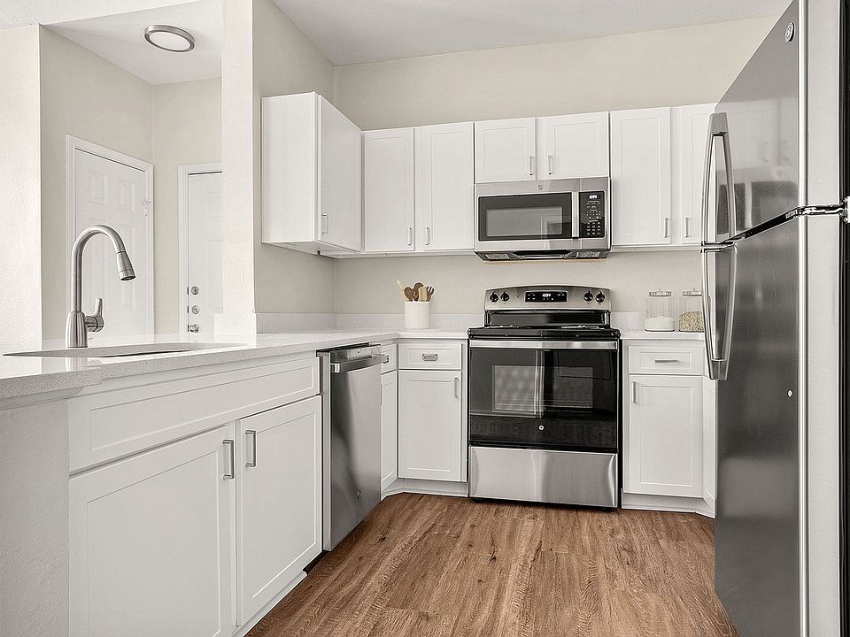 C243030_VerandaAtCenterField_1b1bROI_Kitchen2_02