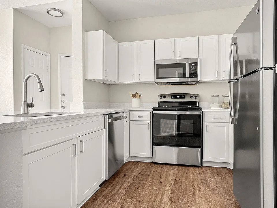 C243030_VerandaAtCenterField_1b1bROI_Kitchen2_02