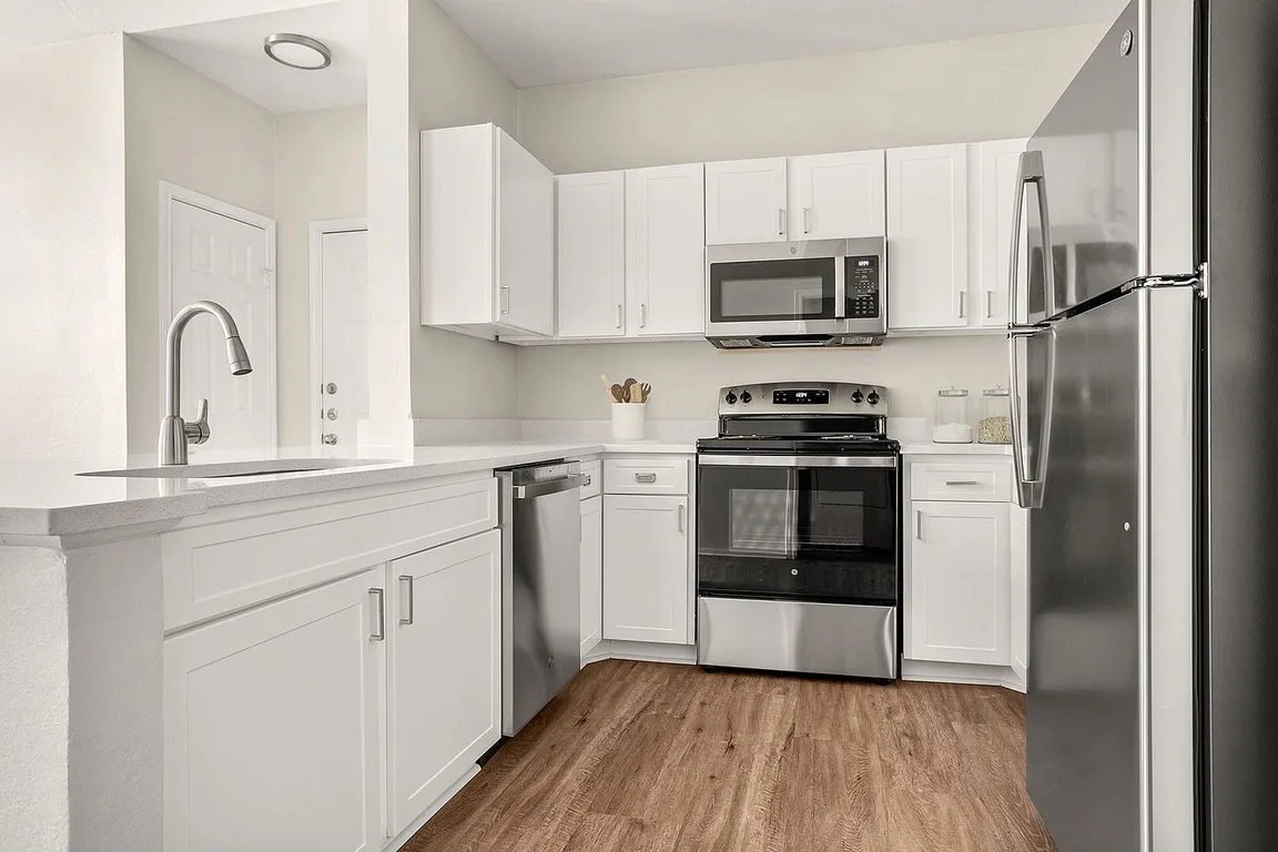 C243030_VerandaAtCenterField_1b1bROI_Kitchen2_02