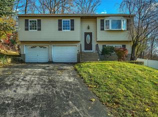 8 Hall Ct, Monroe, NY 10950