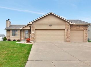 1892 W Lakeview Ct, Haysville, KS 67060