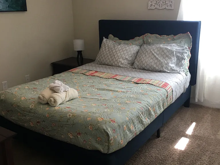 2nd bedroom - queen