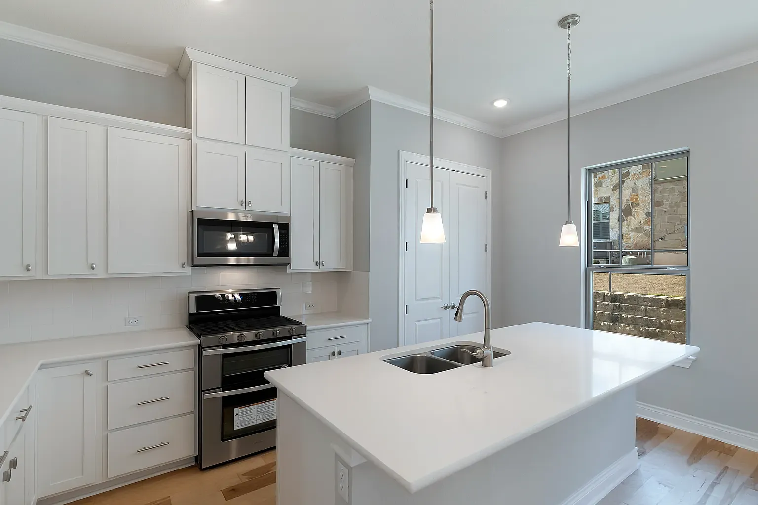 3 bed, 2732 sqft, $3,100 — Photo 2