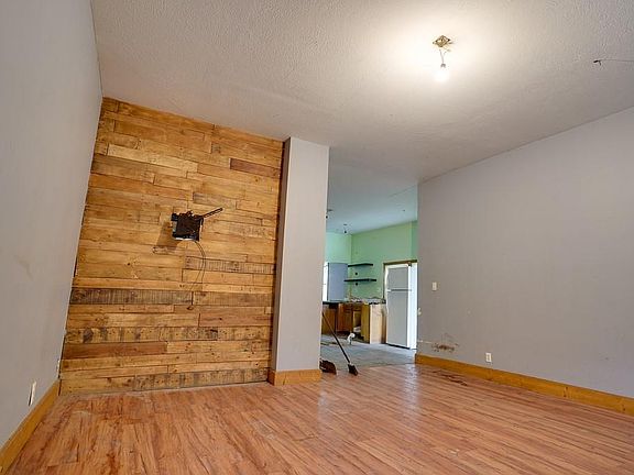 5th image of 3332 E 49th St