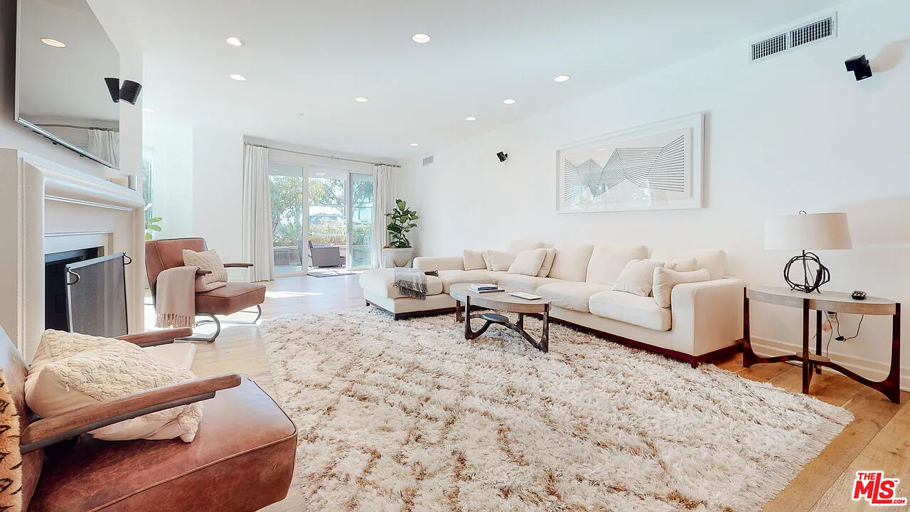 2 bed, 3.0 bath, 3239 sqft, $17,900 — Photo 4