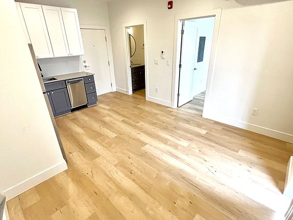 4th image of 4415 SE 61st Ave #8