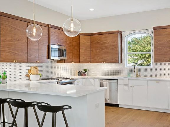 3rd image of 4707 Craigwood Dr