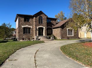 810 Box Canyon Ct, Rochester Hills, MI 48309