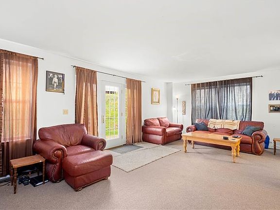 4th image of 28 School St