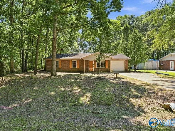 1308 Montreat Dr, Athens, AL 35611