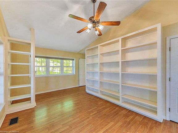 5th image of 3440 Lakeview Dr