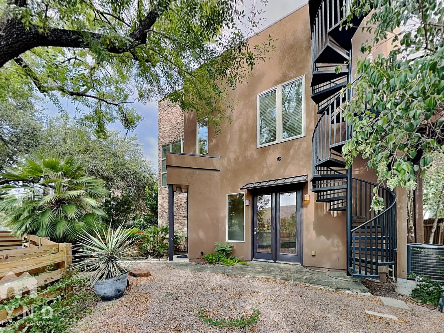 3 bed, 2.5 bath, 1850 sqft, $4,900 — Photo 1