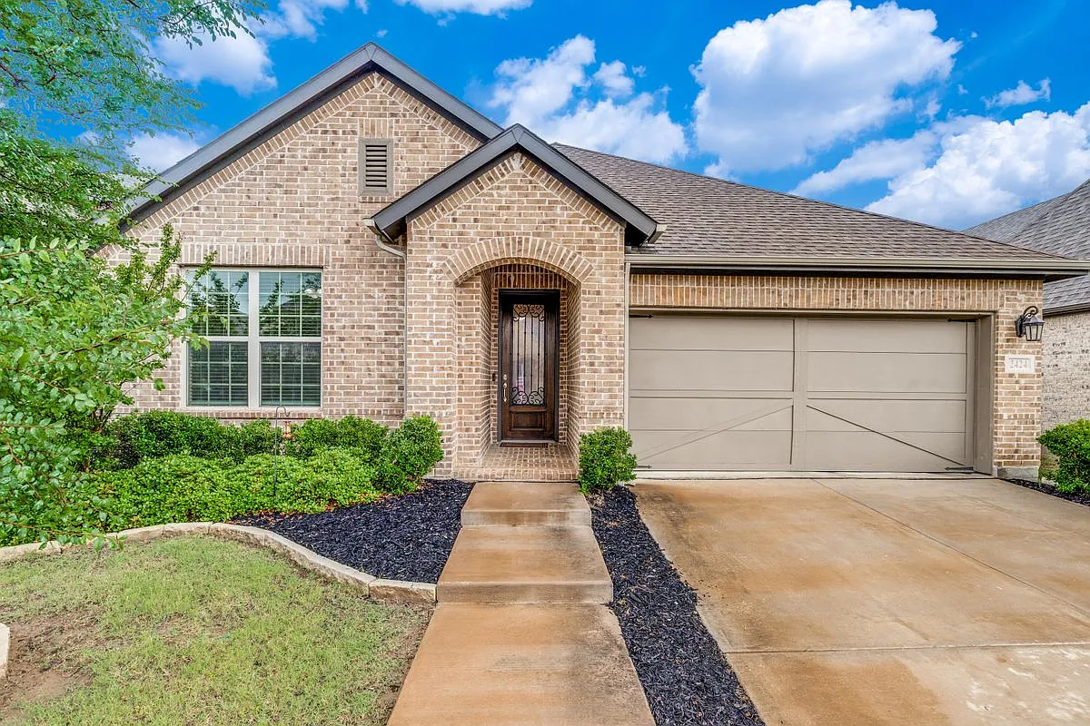 4 bed, 3.0 bath, 2261 sqft, $3,000 — Photo 1