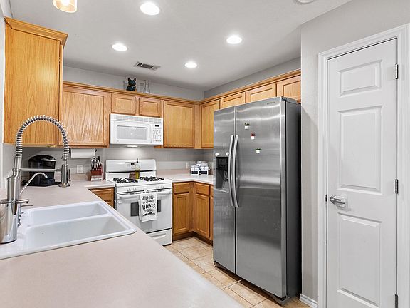 4th image of 12717 Heinemann Dr