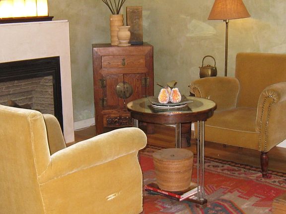 Living Room -- gas fireplace