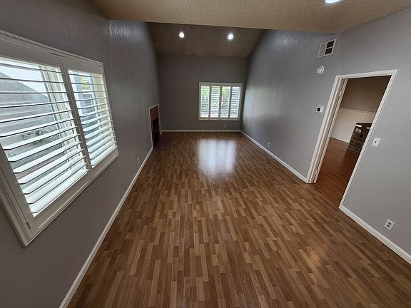 4th image of 34742 Siward Dr
