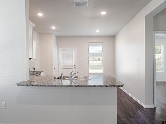 4th image of 146 Blue Bird Ln