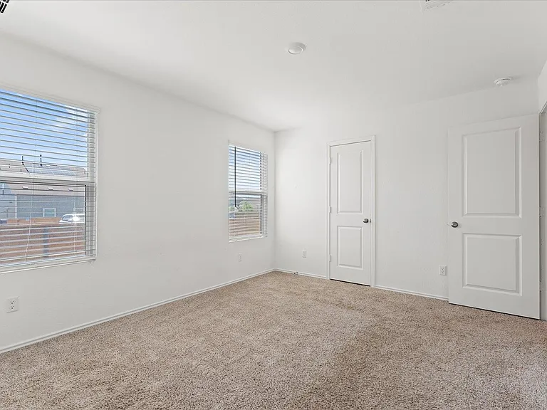 905 Powell St — Photo 18