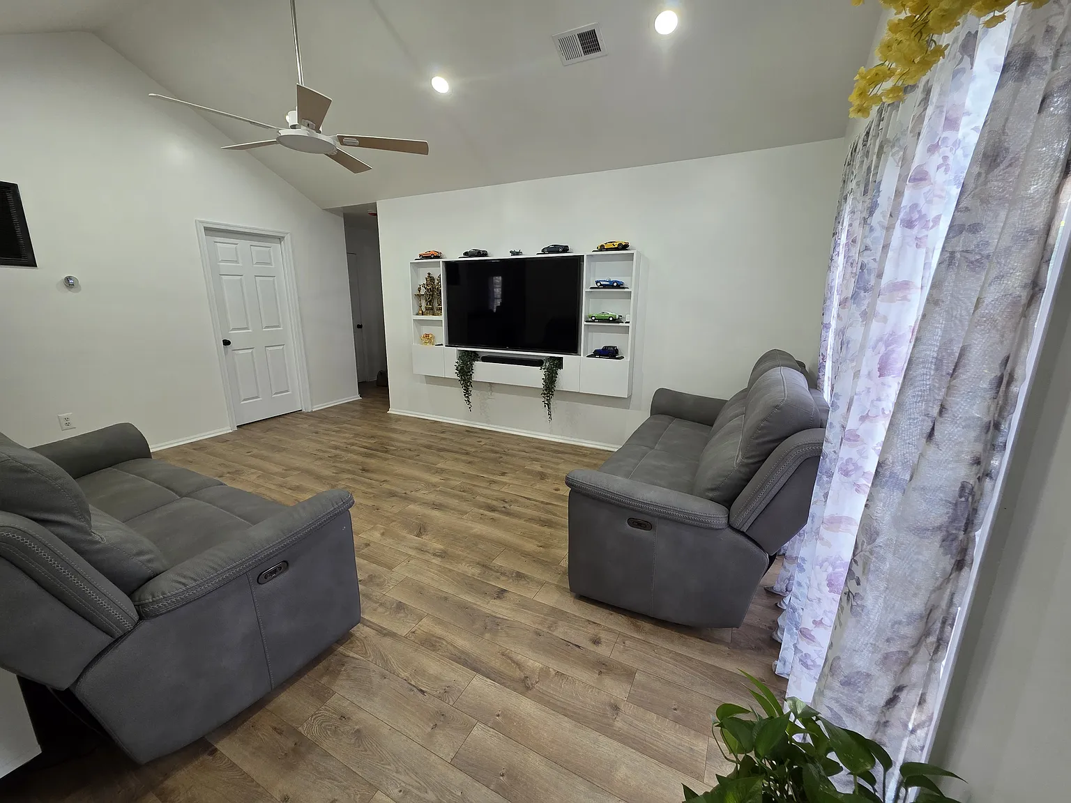 2 bed, 1228 sqft, $2,800 — Photo 2
