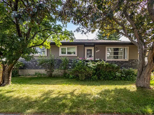 2816 W 24th St NW, Calgary, AB T2M 3Z3