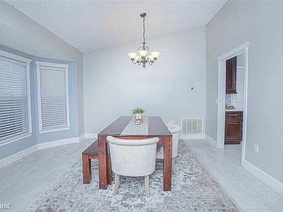 5th image of 806 Carrousel Ln